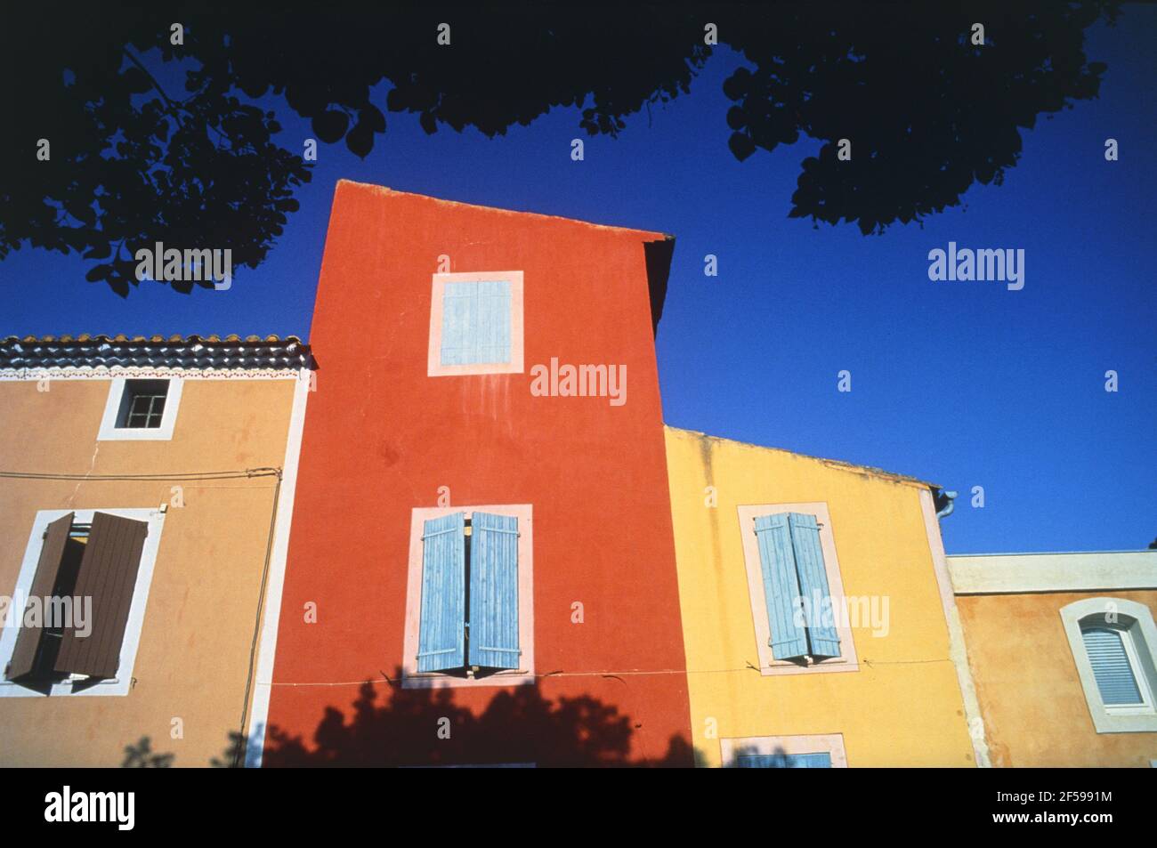 Bunte Gebäude in Roussillon, Südostfrankreich Stockfoto