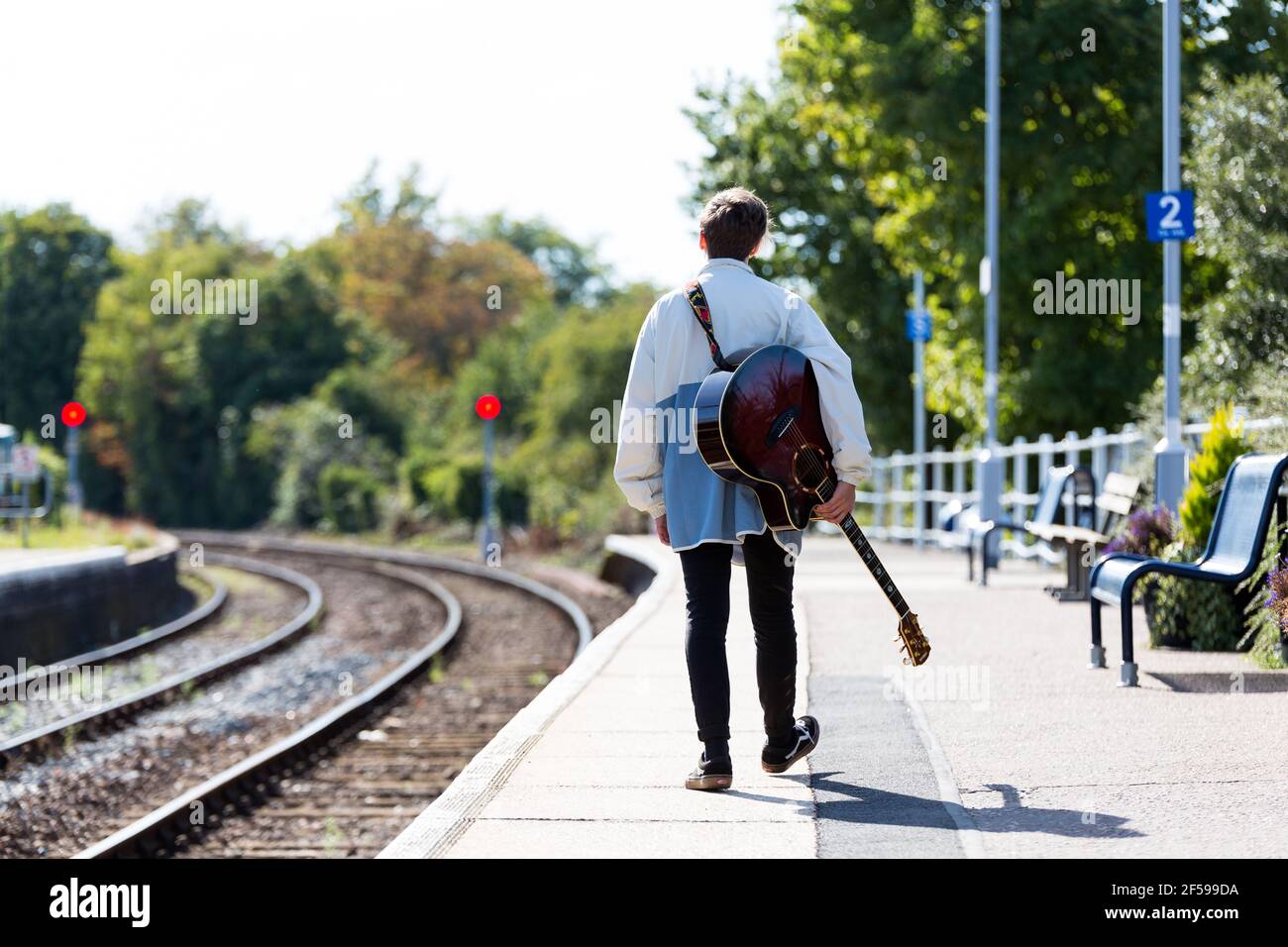 Woodbridge, Suffolk, UK September 20 2020: A 20 etwas weibliches, das mit ihrer Akustikgitarre entspannt und posiert Stockfoto