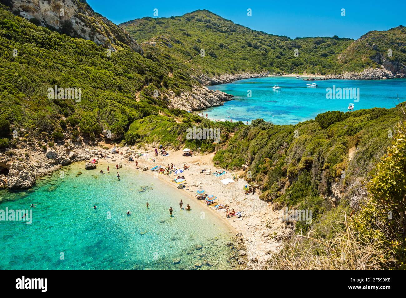 Porto Timoni Strand auf der Insel Korfu in Griechenland. Schöner Panoramablick auf grüne Berge, klares Meerwasser, abgelegene Pirates Bay und doppelt steinig Stockfoto