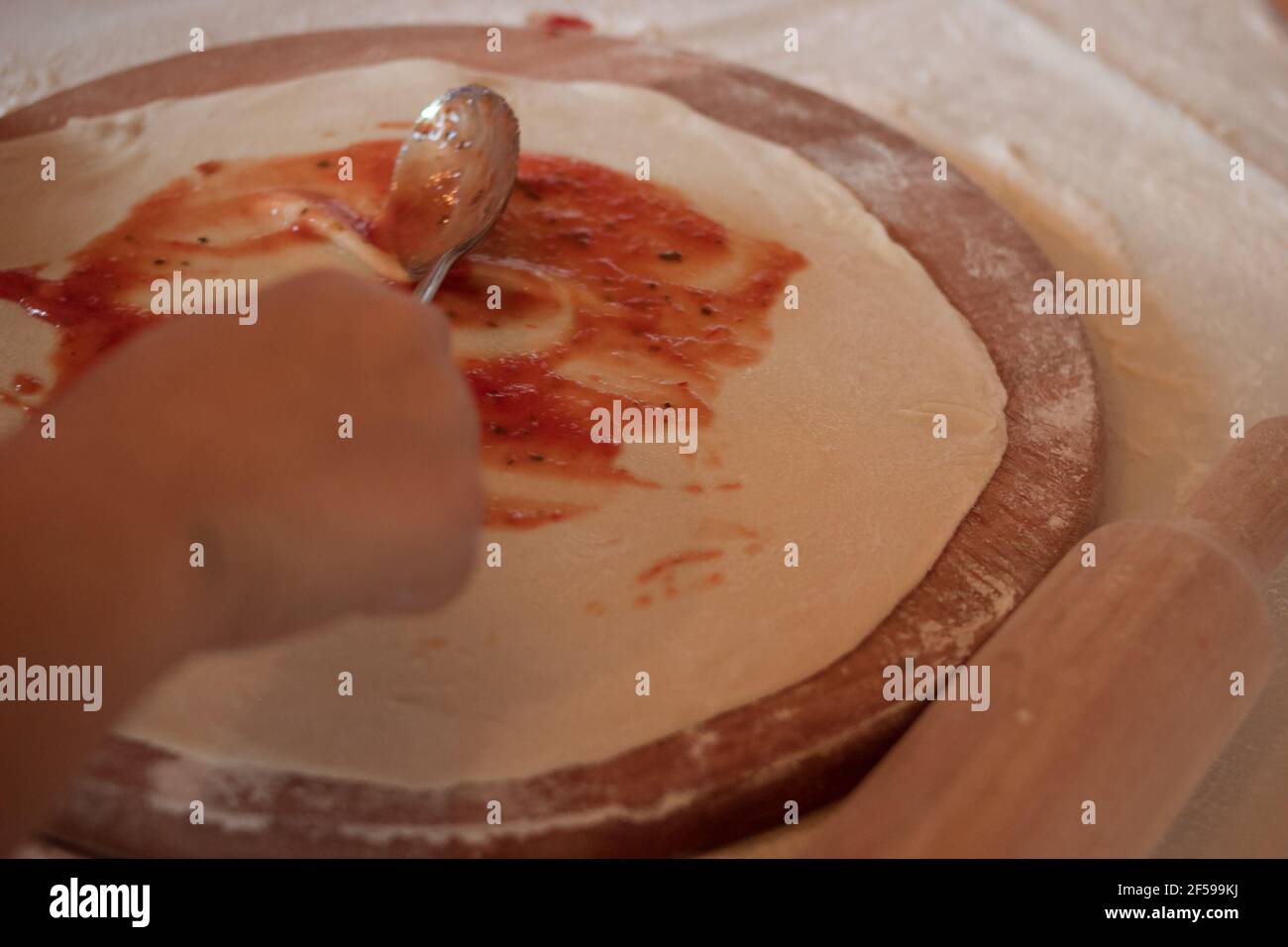 Kinder Hände in Uniform Vorbereitung Teig für Pizza oder Gebäck Mit Rollstiften Stockfoto