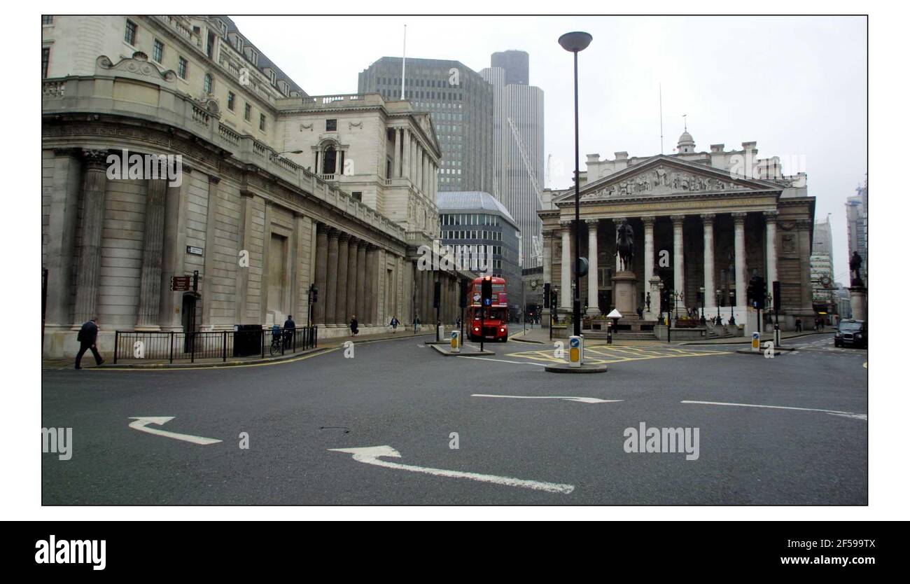 Leere Straßen in der Stadt London, Bank Station Ecke Threadneedle st + Cornhill, während der England gegen Argentinien WM 2002 Fußballspiel.pic David Sandison 7/6/2002 Stockfoto