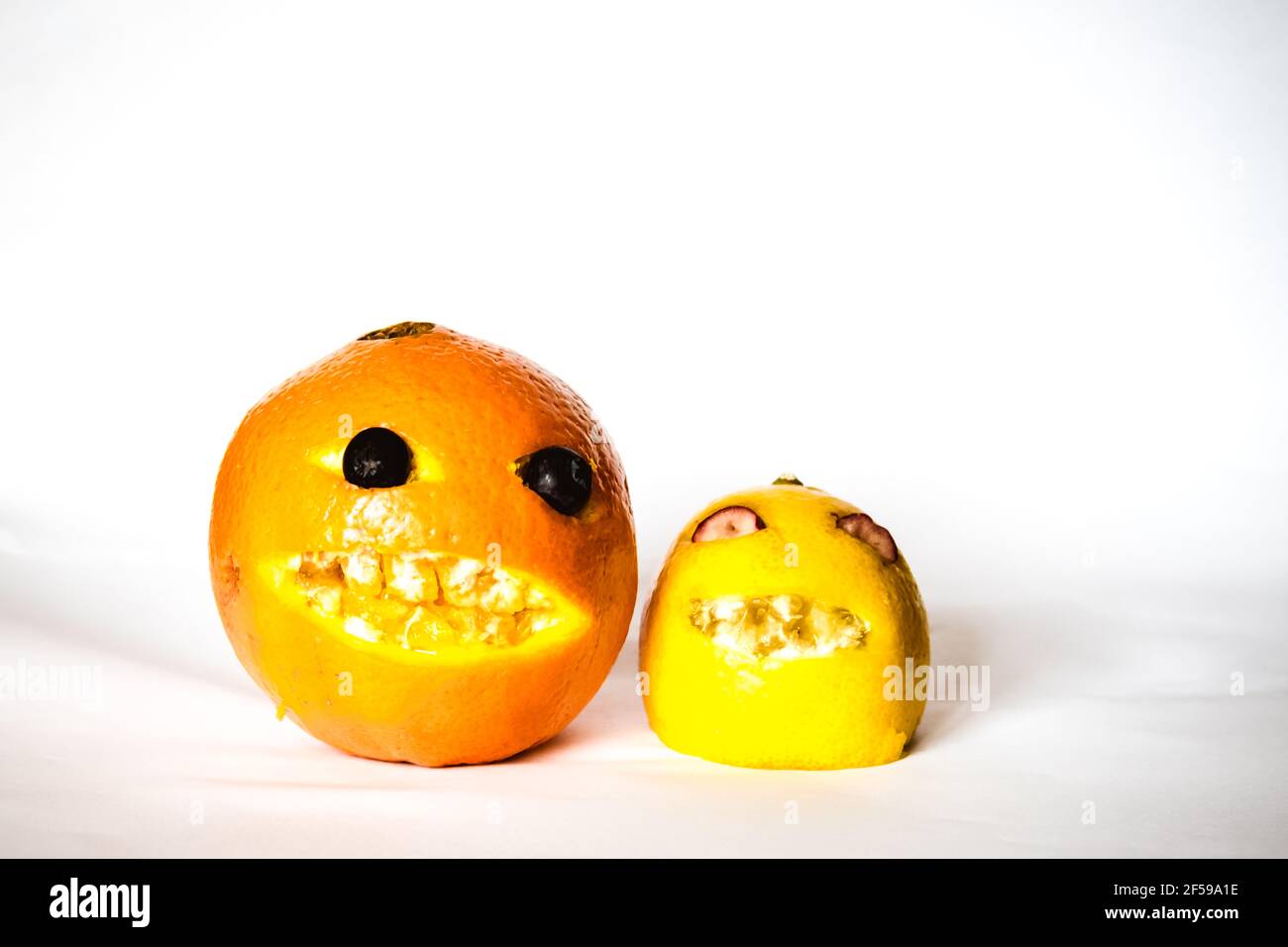 Kreative orange Gesichter lächeln mit Zähnen Stockfoto