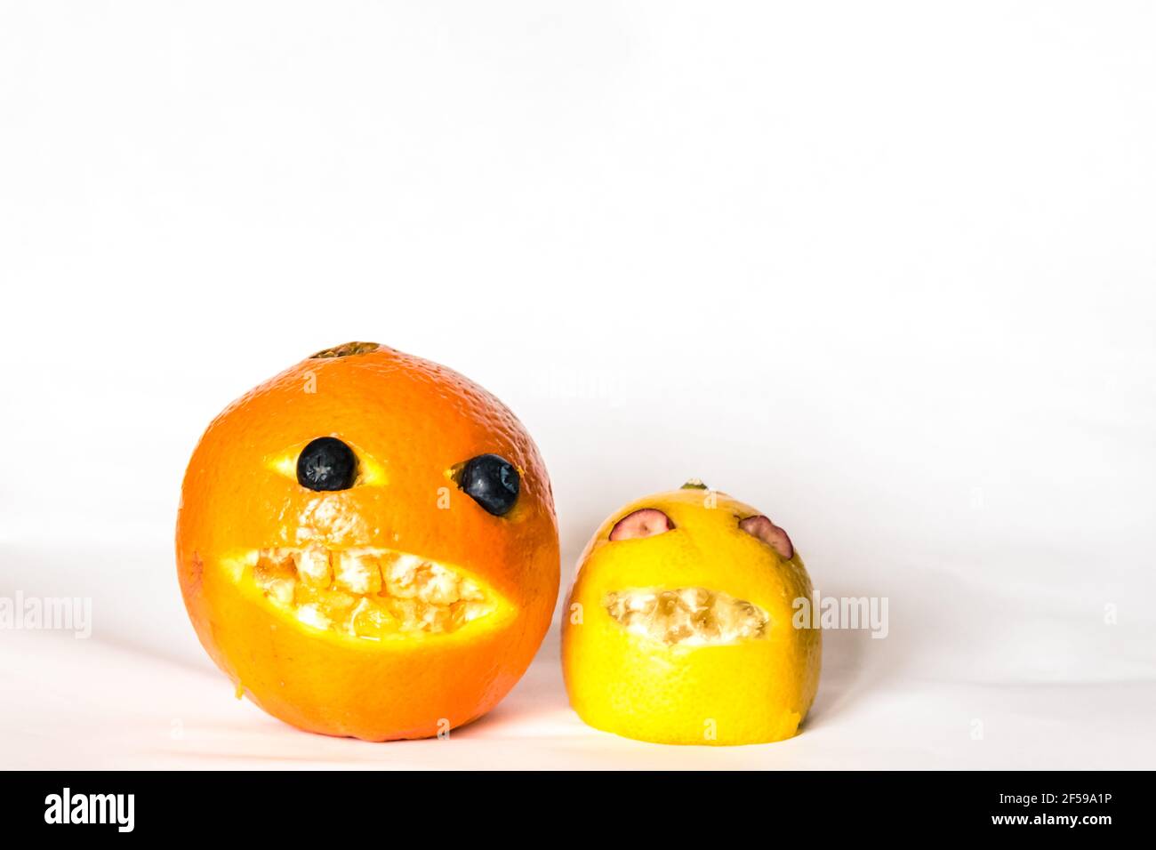 Kreative orange Gesichter lächeln mit Zähnen Stockfoto