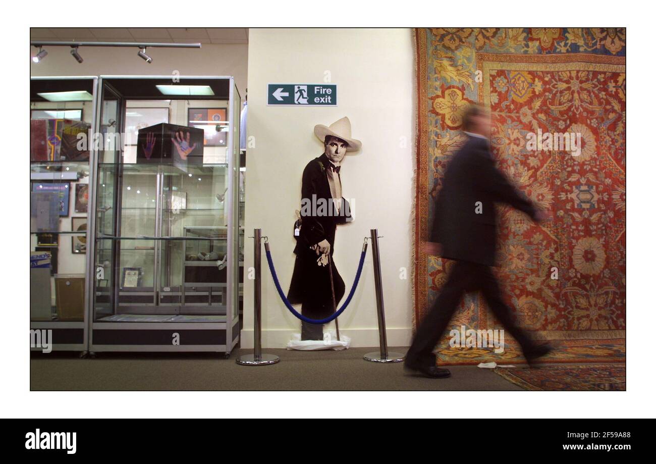 Rock Fashion....Sothebys.Freitag, 14. Juni 2002 Mehr als 1000. Die Tom Mix Standee auf dem Cover von 'Sgt. Peppers Lonely Hearts Club Band' 1967. 8000-12000. BildDavid Sandison 10/6/2002 Stockfoto