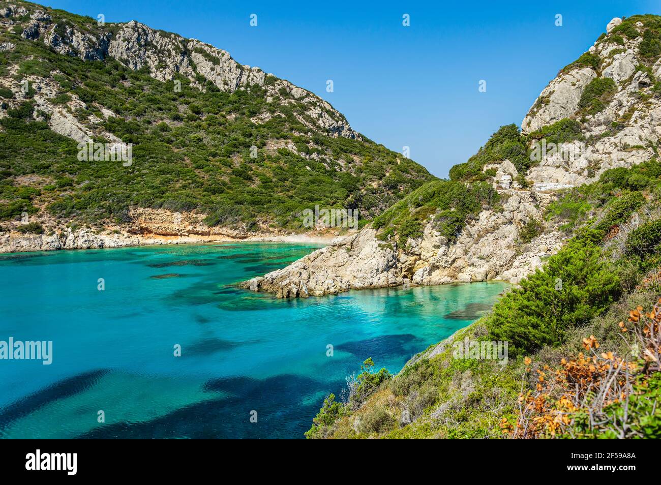 Porto Timoni Strand auf Korfu Insel in Griechenland. Schöne Aussicht auf grüne Berge, klares Meerwasser, abgeschiedene Pirates Bay und versteckten steinigen Strand. Berühmt Stockfoto