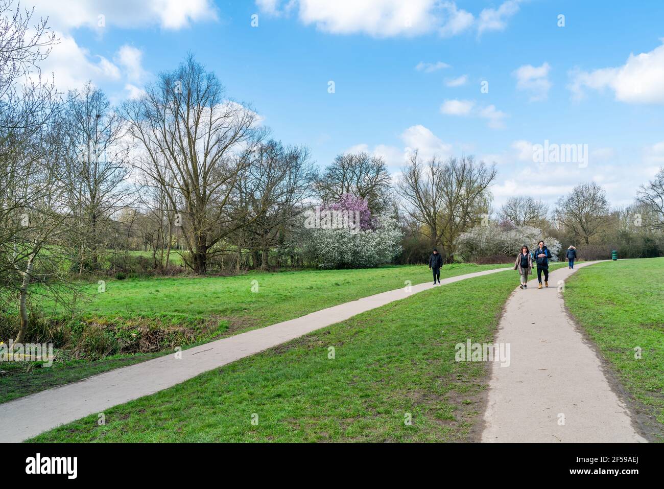 LONDON, Großbritannien - 22. MÄRZ 2021: Die Menschen gehen gerne im Brook Farm Open Space, Teil der Dollis Valley Greenwalk Route in London zwischen Moat Mount Nature Stockfoto