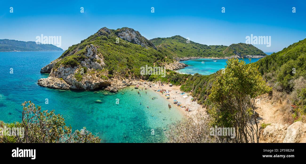 Porto Timoni Strand auf der Insel Korfu in Griechenland. Schöner Panoramablick auf grüne Berge, klares Meerwasser, abgelegene Pirates Bay und doppelt steinig Stockfoto