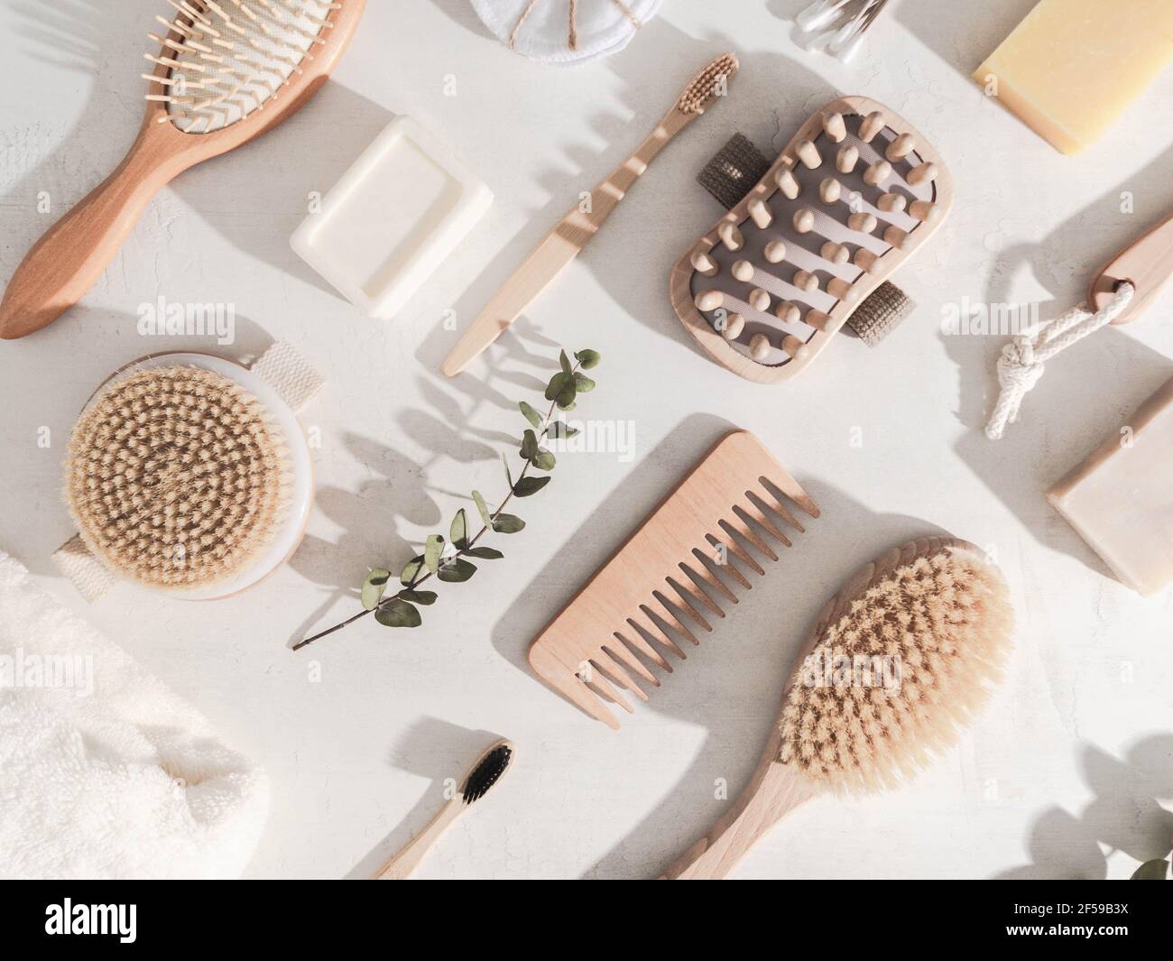 Verschiedene Öko frendly Artikel aus Bad für Gesicht und Körperpflege und Hygiene auf weißem Hintergrund. Zero Waste Konzept. Draufsicht Stockfoto