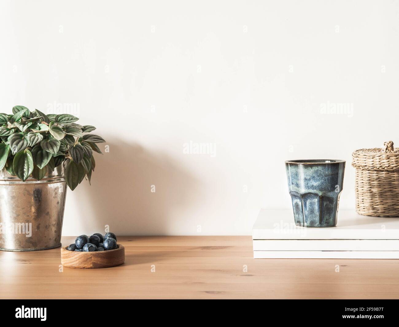 Home Stillleben von verschiedenen gestylten dekorative Elemente auf Holztisch gegen die weiße Wand. Vorderansicht. Speicherplatz kopieren Stockfoto