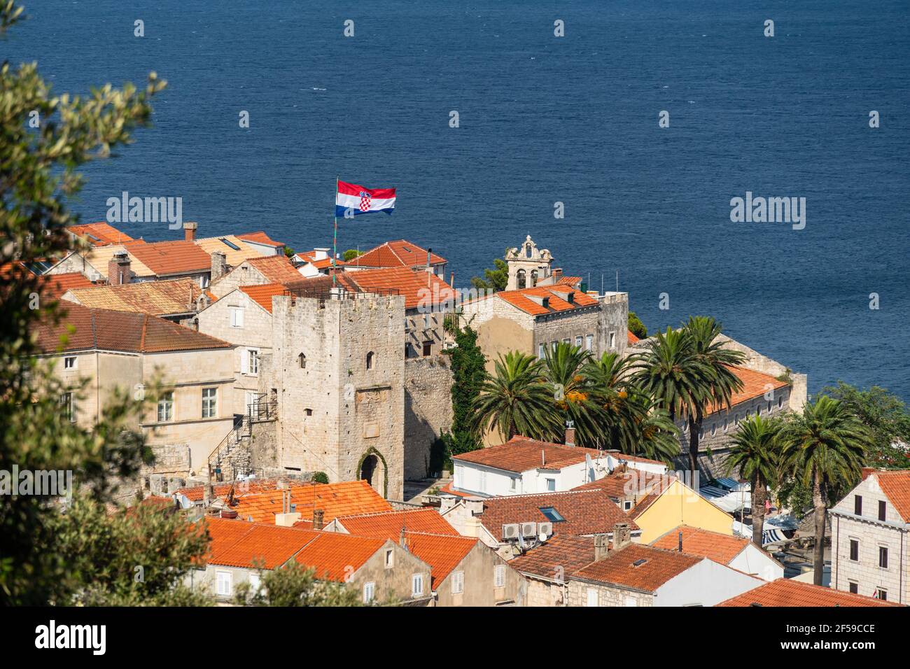 Kroatische Flagge, die über dem Haupttor der Stadt in Korcula fliegt Mittelalterliche Altstadt in Kroatien Stockfoto