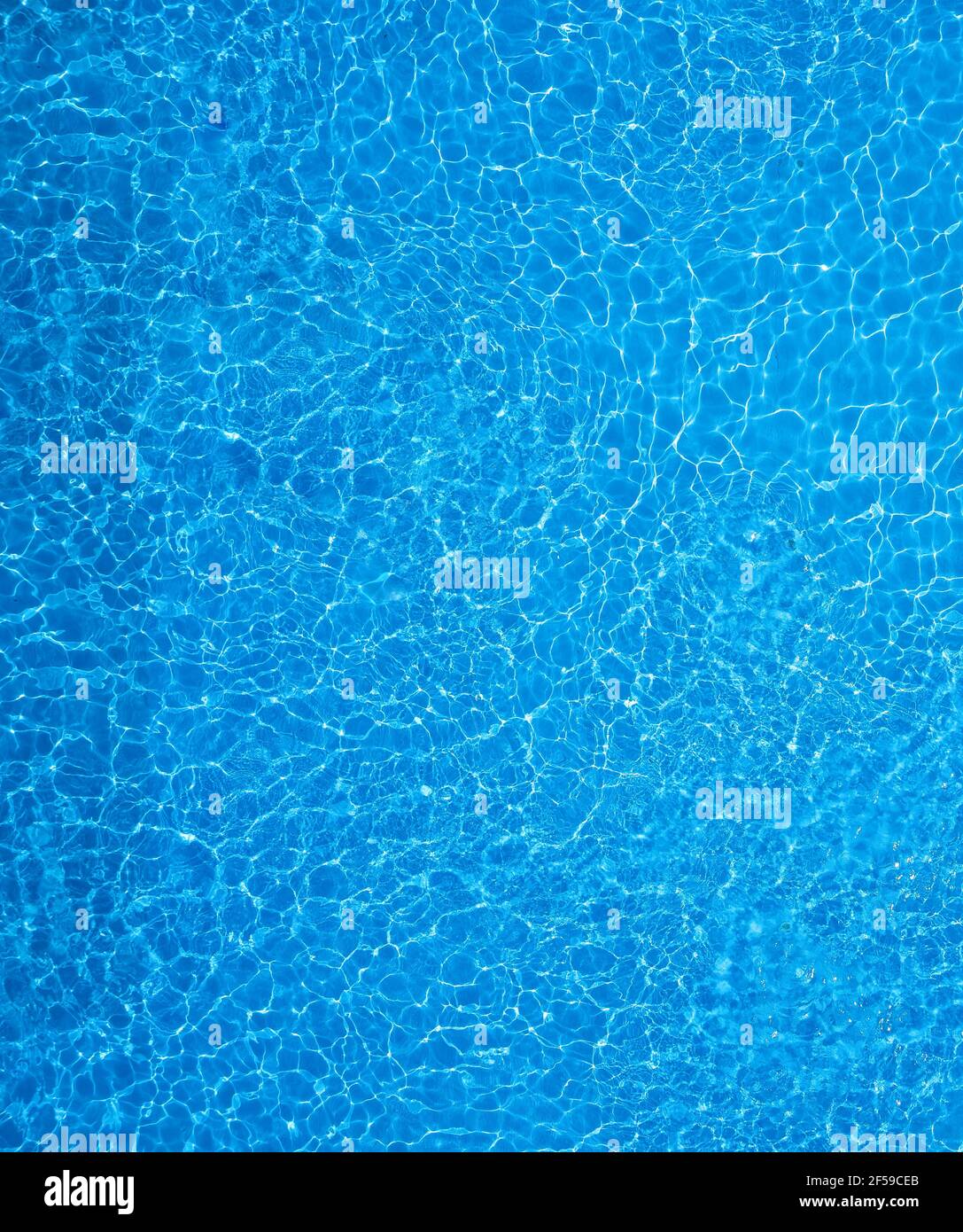 Klares blaues Wasser im Pool Stockfoto