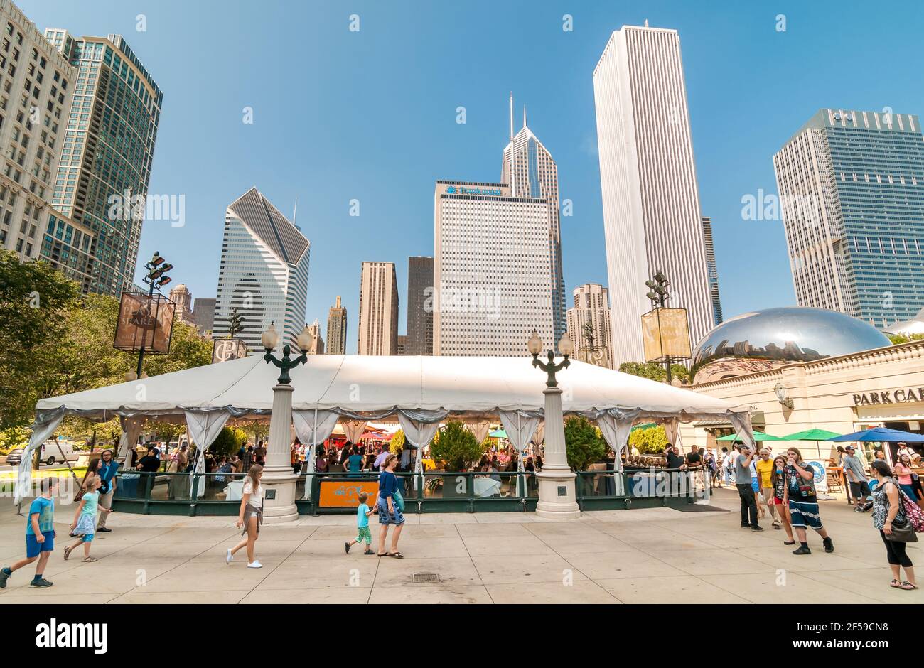 Chicago, Illinois, USA - 15. August 2014: Touristen besuchen den berühmten Millennium Park in der Innenstadt von Chicago. Stockfoto