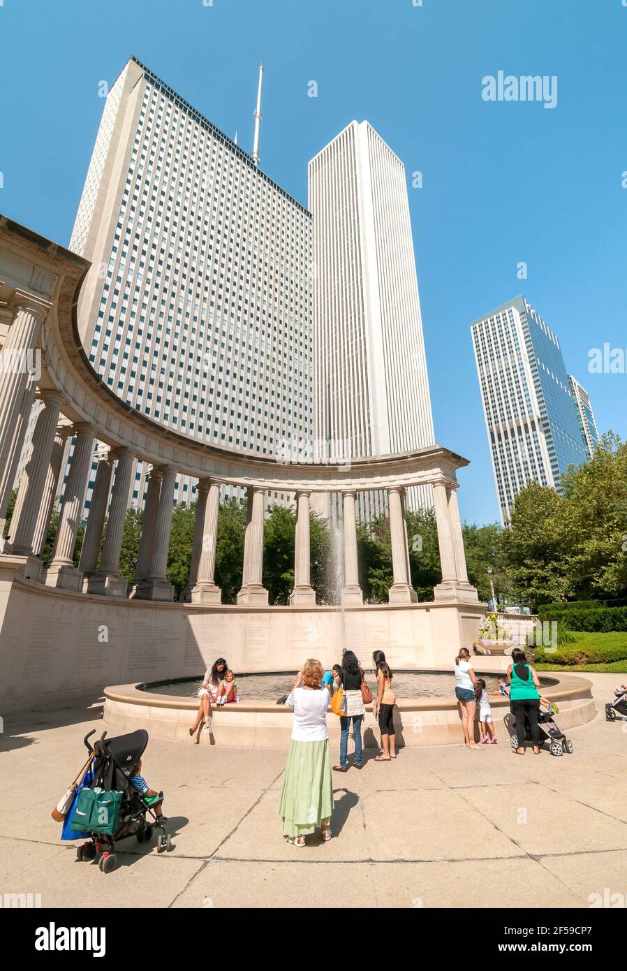 Chicago, Illinois, USA - 15. August 2014: Touristen besuchen den Wrigley Square und das Millennium Monument in der Innenstadt von Chicago. Stockfoto
