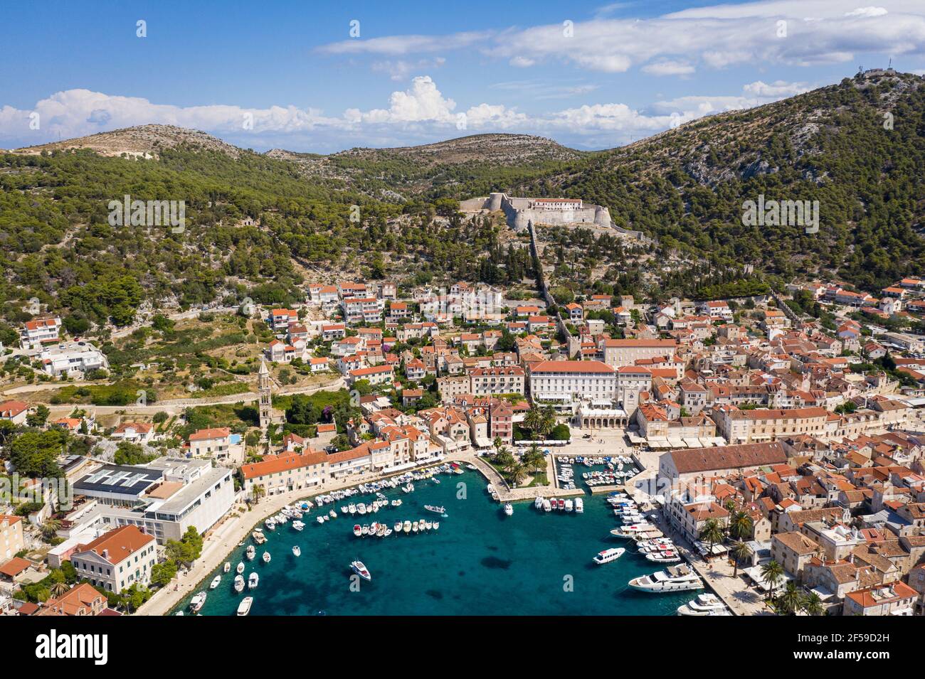 Atemberaubende Luftaufnahme der berühmten Insel Hvar und alt Stadt mit seinem Jachthafen und der Spannischen Festung in Kroatien an einem sonnigen Sommertag Stockfoto
