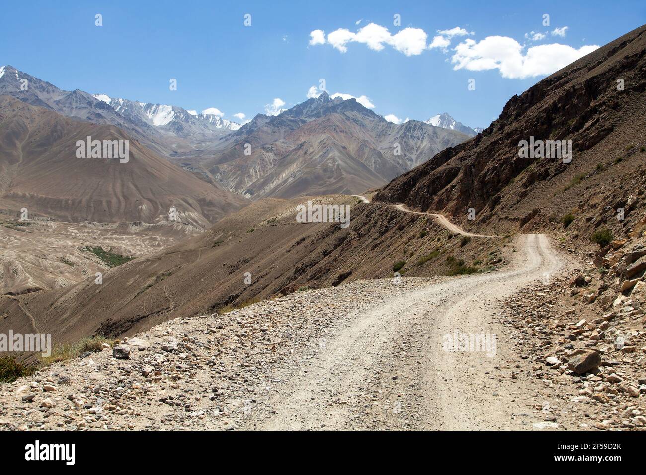 Pamir Autobahn oder Pamirskij trakt unbefestigte Straße in Tadschikistan, gorno-badakhshan Region, Wakhan Tal. Pamir und Hindukusch Berge Stockfoto