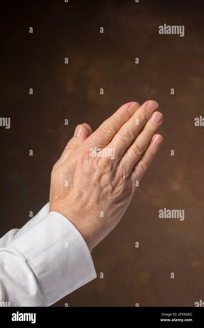 Hände des Mannes in betender Position Stockfoto