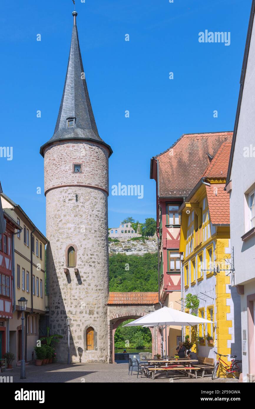 Geographie / Reisen, Deutschland, Karlstadt, Maingasse mit Maintor und Blick Richtung Karlsburg, Additional-Rights-Clearance-Info-not-available Stockfoto