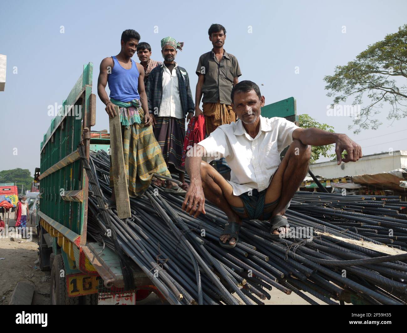 Bauarbeiter auf einem LKW mit Ausrüstung in Bangladesch beladen Stockfoto