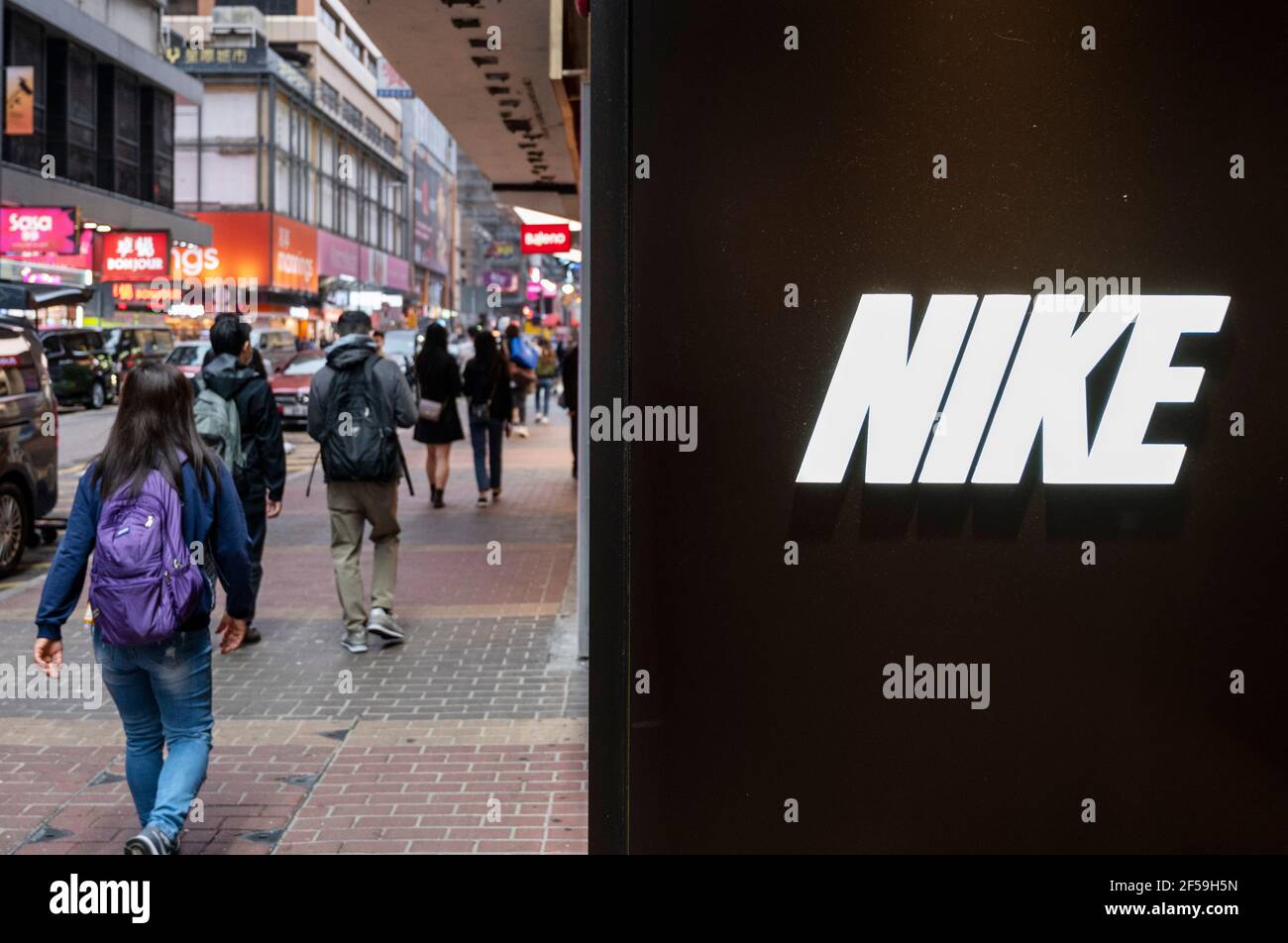 Hongkong, China. März 2021, 23rd. Fußgänger gehen an der amerikanischen multinationalen Sportbekleidungsmarke, dem Nike Store und seinem Logo in Hongkong vorbei. Kredit: Budrul Chukrut/SOPA Images/ZUMA Wire/Alamy Live Nachrichten Stockfoto