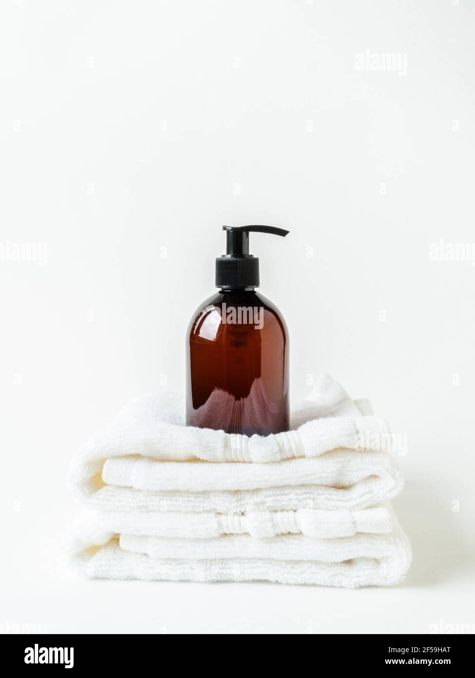 Weiße Bettwäsche mit flüssiger Seife in die Aussparung in der Wand im  Badezimmer Stockfotografie - Alamy