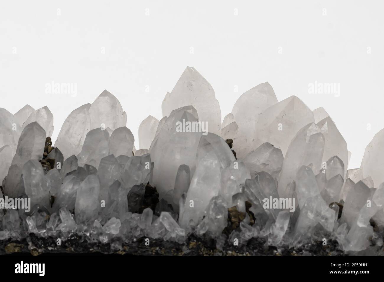 Quarzkristalle isoliert auf weißem Hintergrund Stockfoto