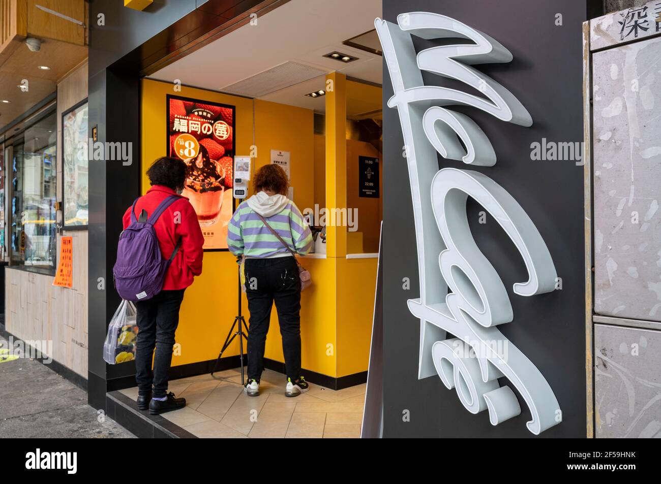 Kunden werden beim Kauf von Lebensmitteln in der amerikanischen multinationalen Fast-Food-Hamburger-Restaurantkette McDonald's und McCafe-Logos in Hongkong gesehen. (Foto von Budrul Chukrut / SOPA Images/Sipa USA) Stockfoto