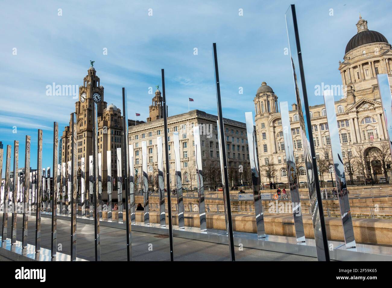 River of Light Trail Street Art vor dem Drei Grazien in Liverpool Stockfoto