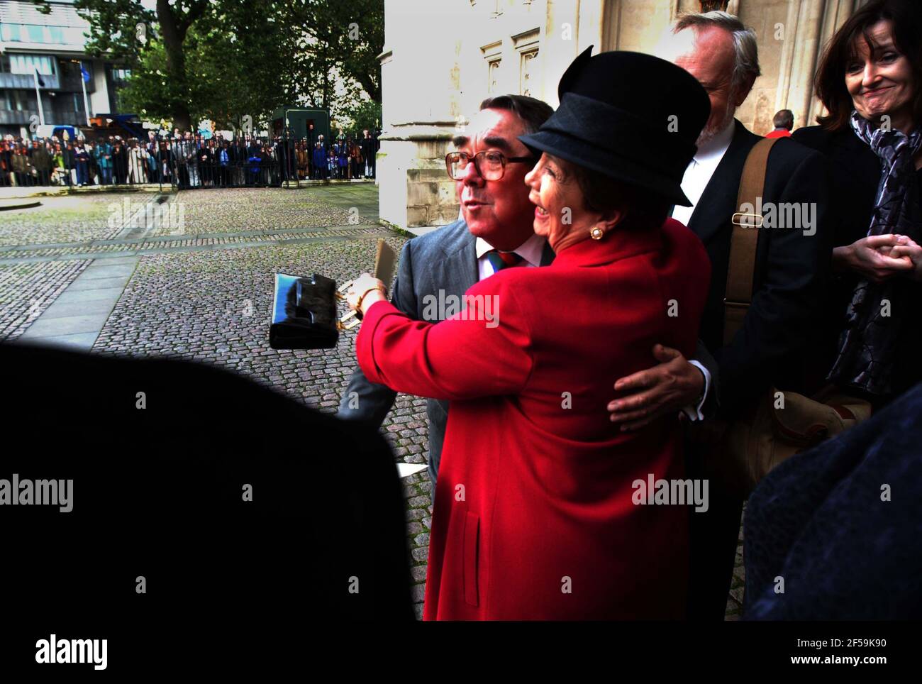 RONNIE CORBETT TEILT EINEN WITZ MIT HARRY SECOMBE, S WITWE AM ENDE SEINES GEDENKGOTTESDIENSTES IN WESTMINSTER ABBEY. 26/10/01 PILSTON Stockfoto
