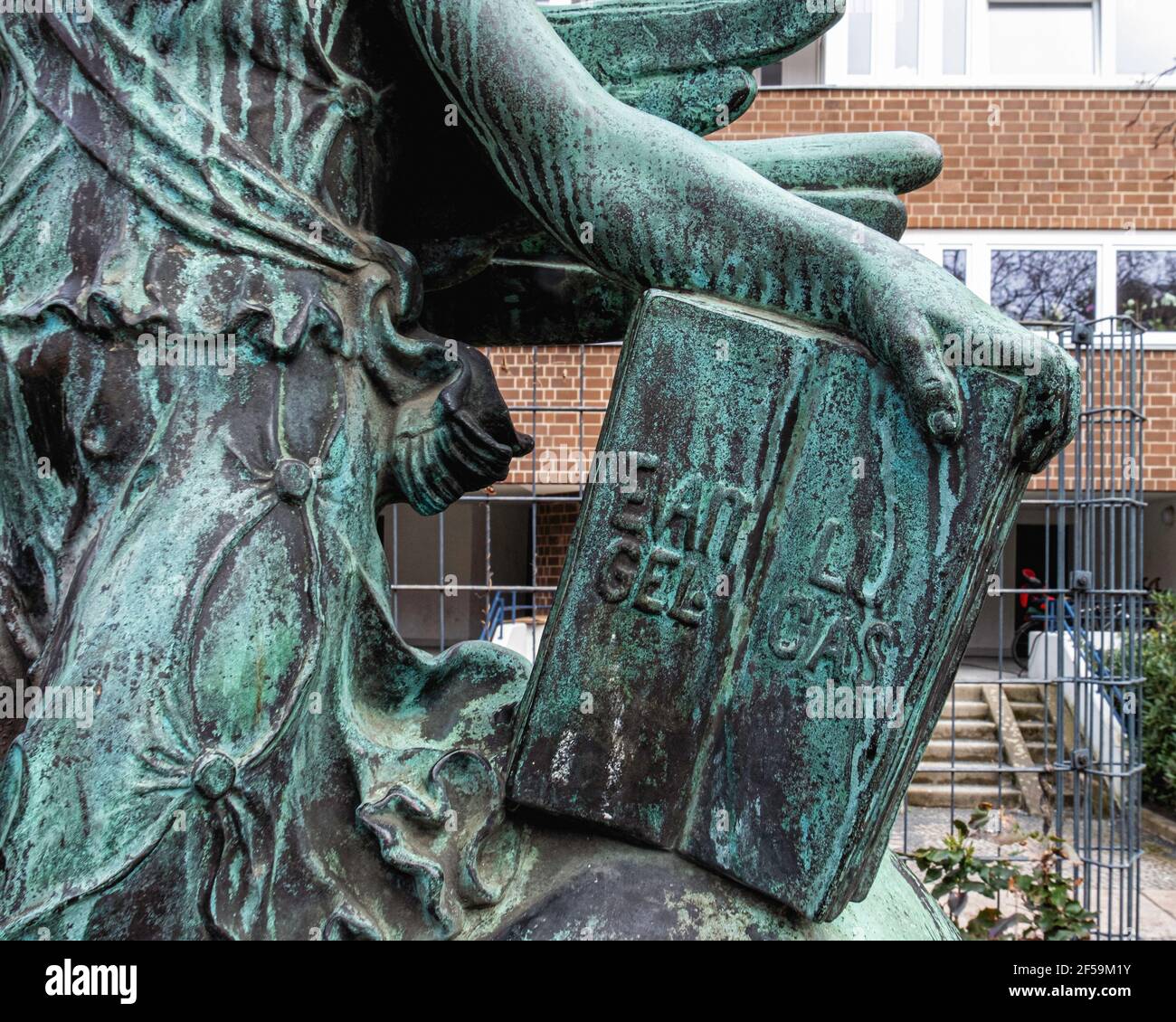 Bronzeskulptur, die vier Evangelisten des Bildhauers Georg Wrba vor dem Wohnhaus in der Wolliner straße, Gesundbrunnen, Berlin Deutschland. Die Figur Stockfoto