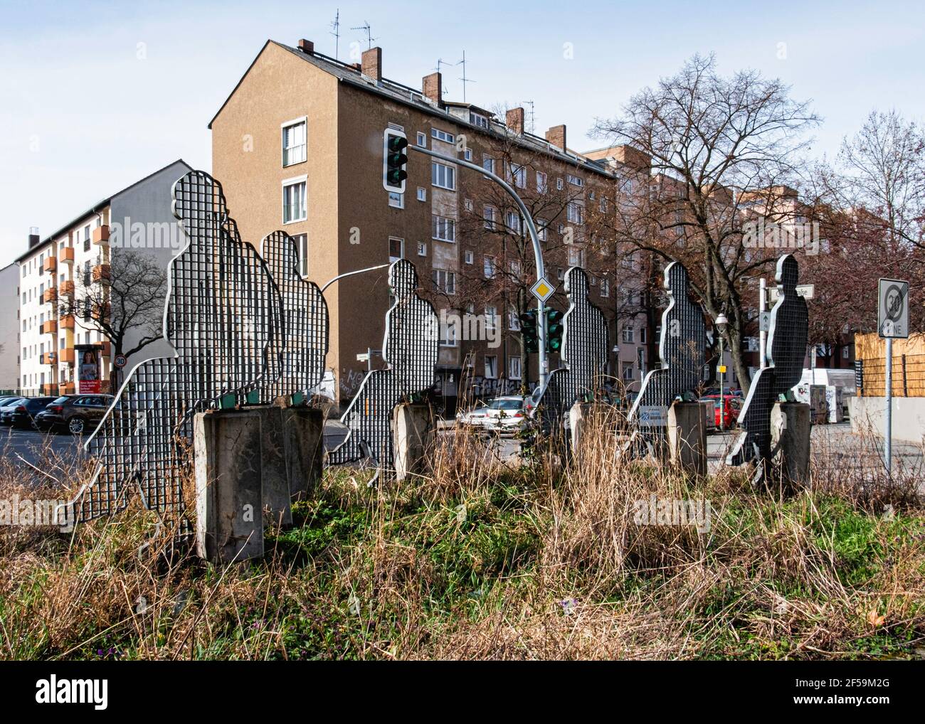 Carlini Metallskulpturen auf Gleim Oase, kleiner Gemeinschafts-Treffpunkt, Garten & Skulpturenpark auf einer Verkehrsinsel in Gesundbruunen-Berlin. Stockfoto