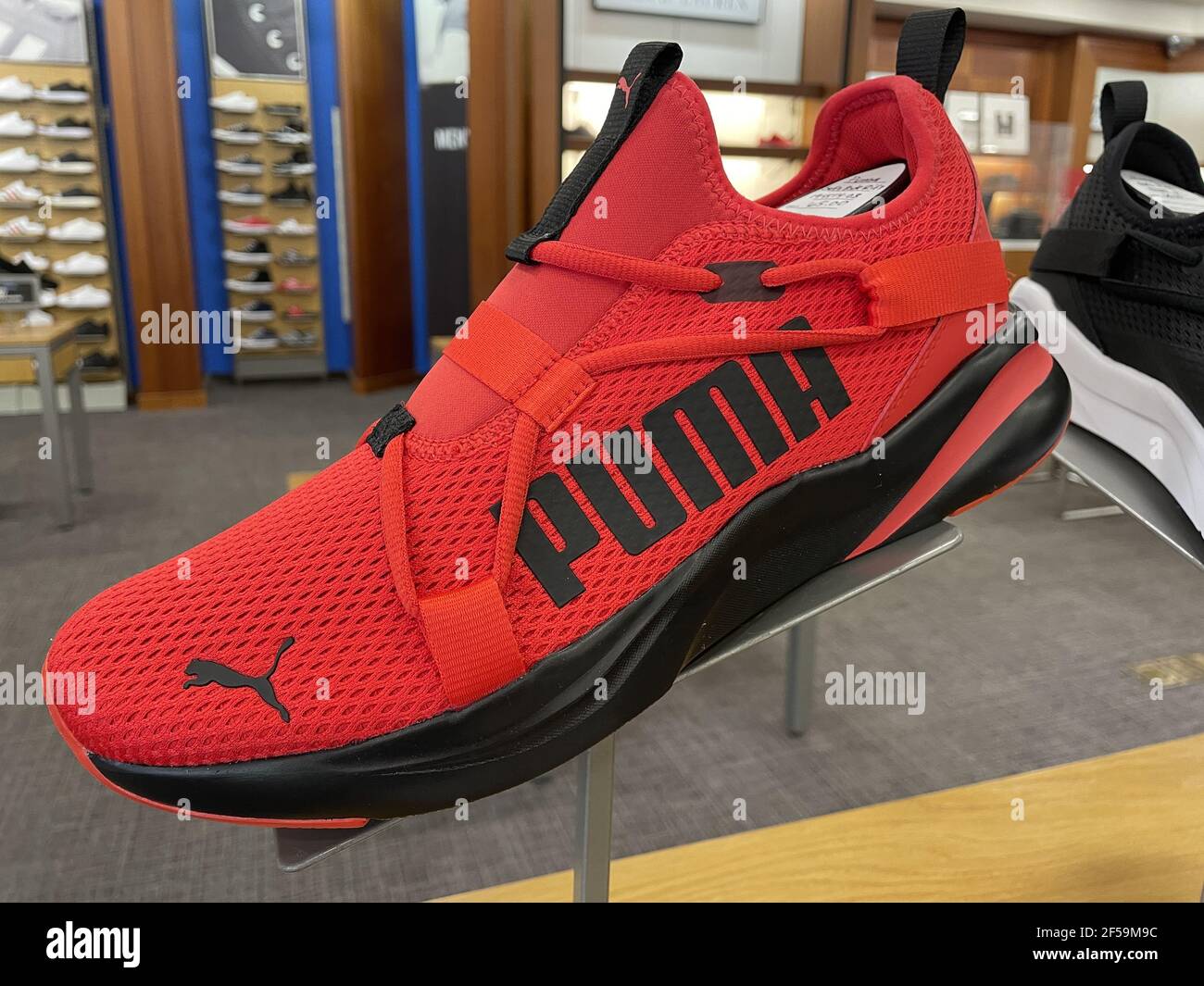 FRESN, USA - Mar 24, 2021: Ein Foto der Neuheiten von PUMA Schuhe in ganz  rot mit schwarzem Besatz Herrenschuhe März 24, 2021 Stockfotografie - Alamy