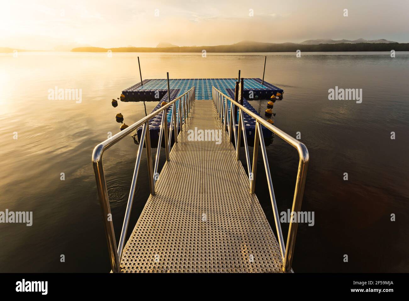 Tourismus-Hafen im bunten Sonnenaufgang bei Ban Sam Chong Tai, Phang nga Provinz, Thailand. Stockfoto