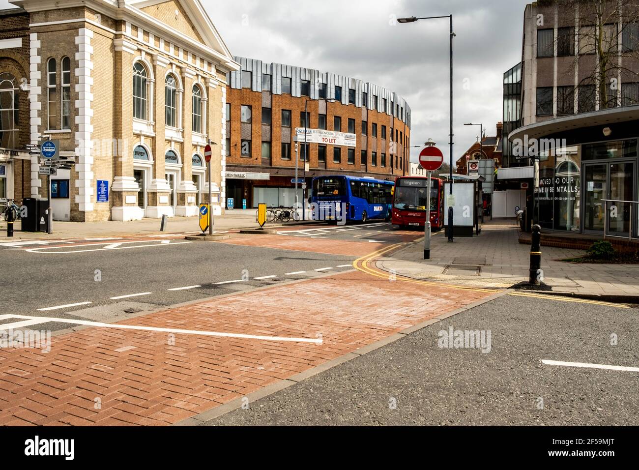 London UK, März 25 2021, Öffentliche Verkehrsmittel Single Decker Bus Fahren entlang leerer High Streets Wirth No People Stockfoto