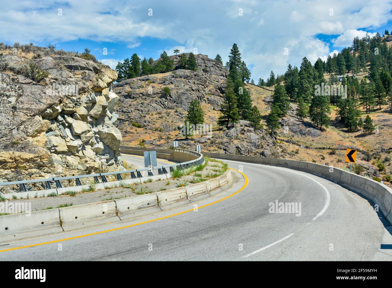 Enge Abbiegung auf der Bergstraße im Okanagan Valley, British Columbia. Stockfoto
