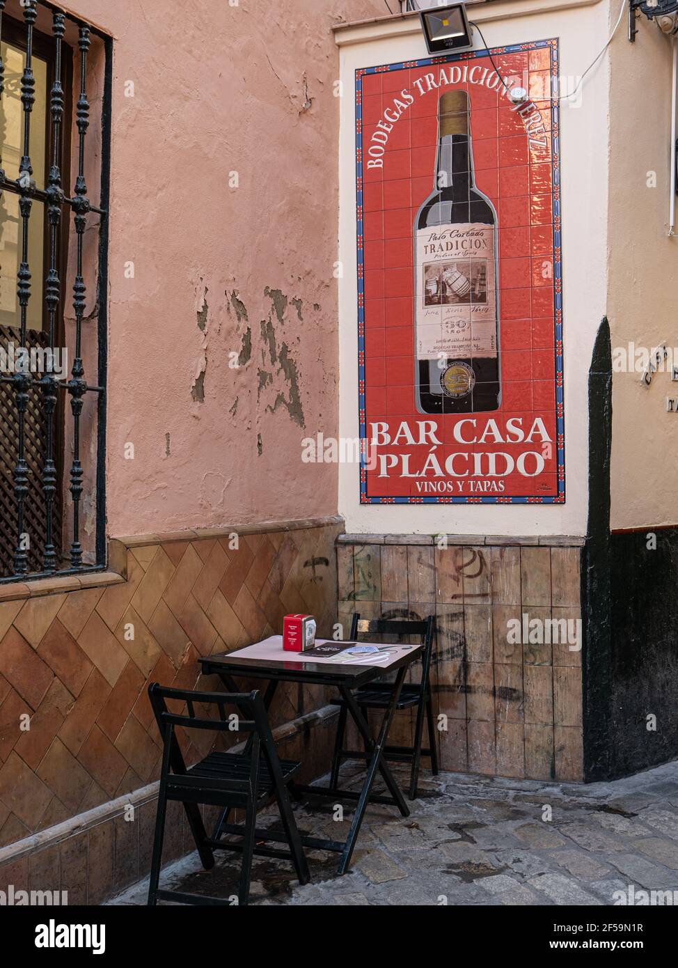 Tisch und Stühle in einem Straßencafé Sevilla Spanien Stockfoto