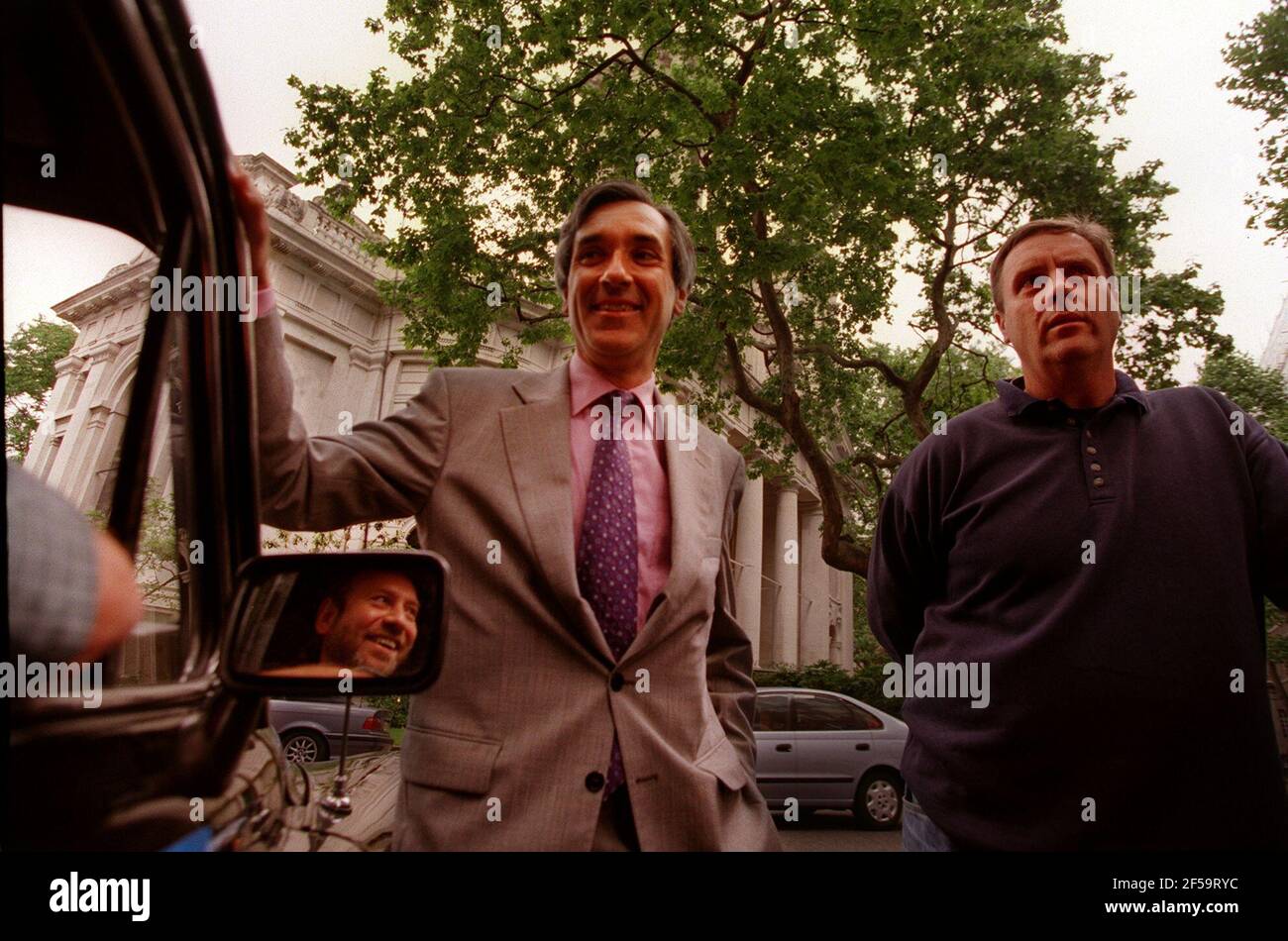 DIE RT. HON JOHN REDWOOD MP, SCHATTENSTAATSSEKRETÄR FÜR HANDEL UND INDUSTRIE IM GESPRÄCH MIT DEN CAB-FAHRERN JOHN DERRY (L) UND MARTIN OLIVER (R) ÜBER DIE VORGESCHLAGENE VERLÄNGERUNG DER EUROPÄISCHEN ARBEITSZEITRICHTLINIE, DIE AUCH SELBSTSTÄNDIGE MOBILE ARBEITSZEITRICHTLINIE EINSCHLIESSEN SOLL. Stockfoto