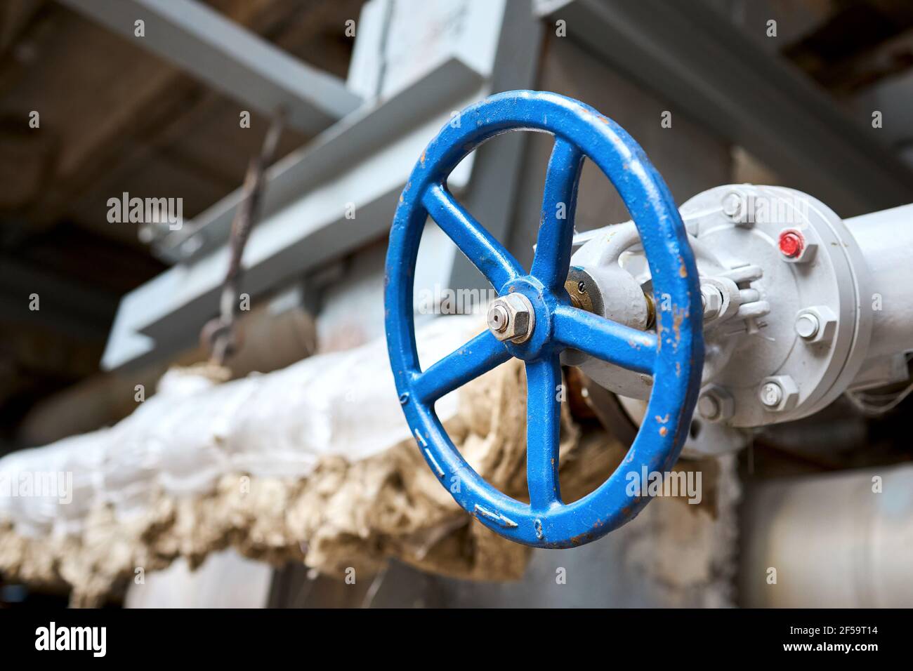 Industrie-Pipeline blau Hand Rad Flansche und Ventil Nahaufnahme, selektive Fokus Industrie-Pipelines Hintergrund. Alte rostige technologische Petrochemie Stockfoto