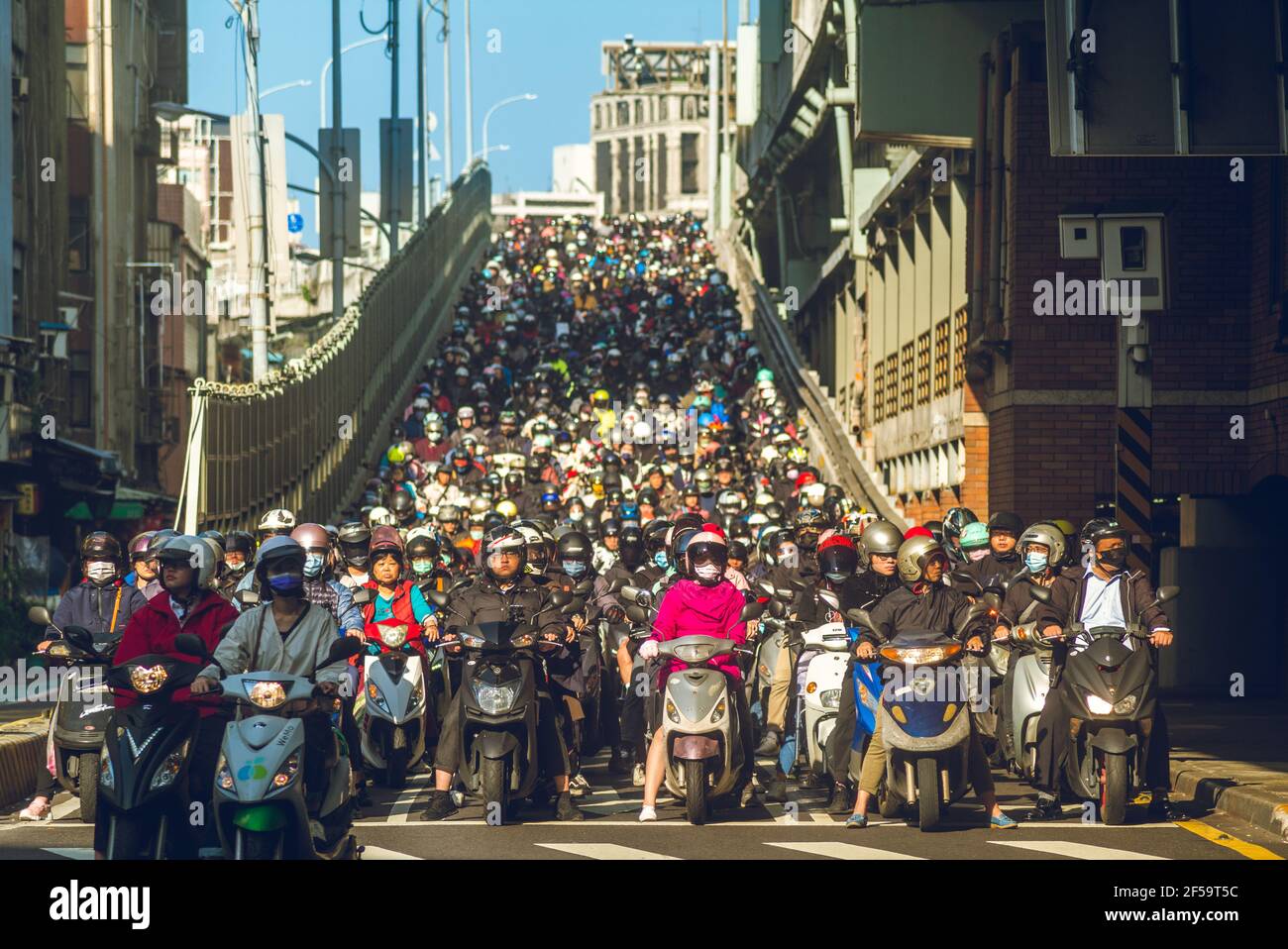 24. Februar 2021: Motorrad Wasserfall an der taipei Brücke, taiwan. Nach offiziellen Regierungsdaten besitzen mehr als die Hälfte der taiwanesischen Bürger einen Scoote Stockfoto