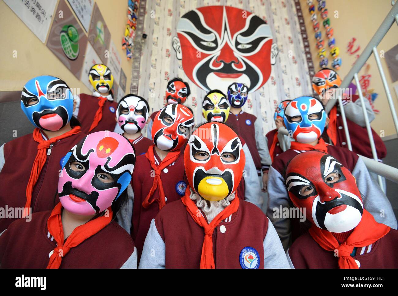 HANDAN, CHINA - 25. MÄRZ 2021 - Studenten s show bemalte theatralische Gesichts Make-up in Handan, Nordchina Provinz Hebei, 25. März 2021. Der 27th. März ist Welttheater-Tag. (Foto von Hao Qunying / Costfoto/Sipa USA) Stockfoto