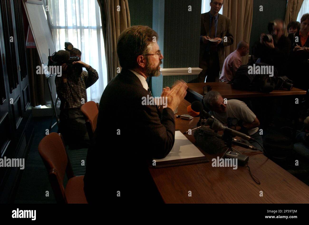GERRY ADAMS BEI EINER PRESSEKONFERENZ IN WESTMINSTER ZUM THEMA WAFFENSTILLLEGUNG. 24/10/01 PILSTON Stockfoto