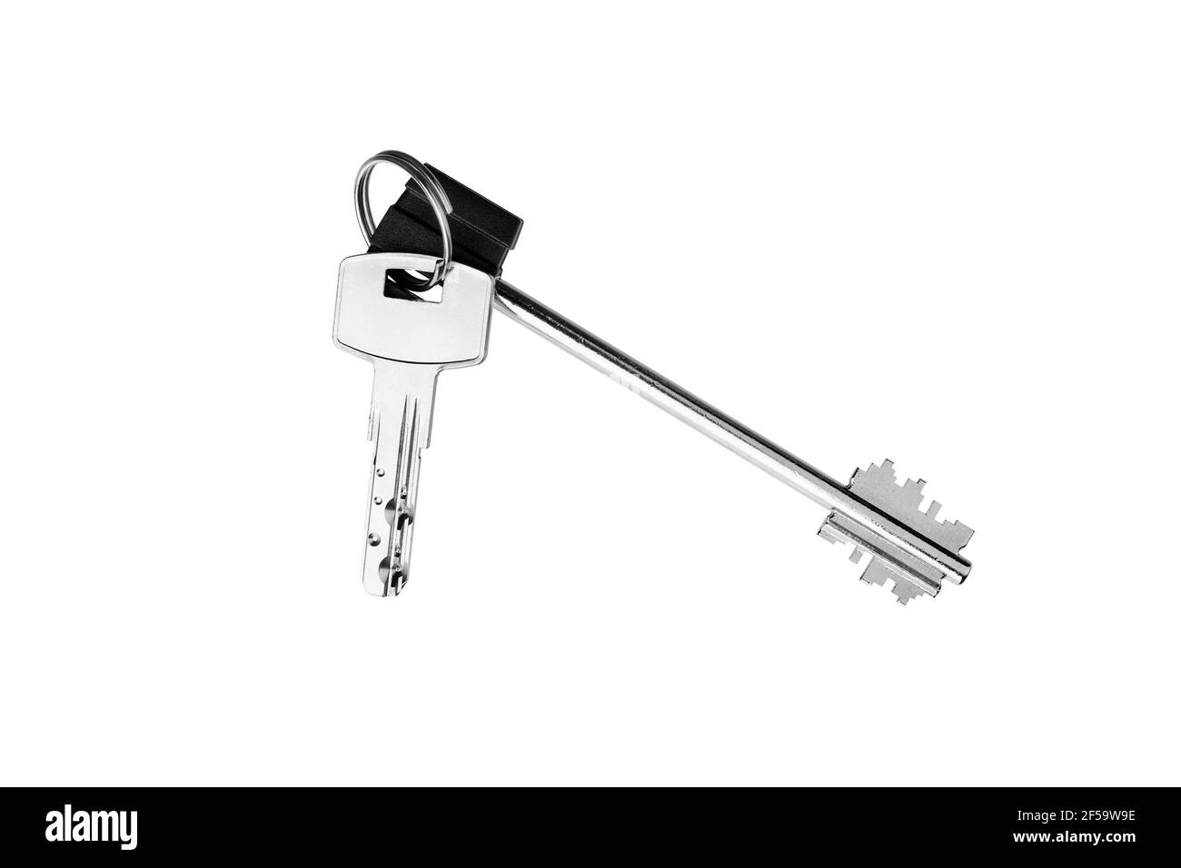 Haus Türschloss Schlüssel Bündel auf Ring auf weißem Hintergrund isoliert Nahaufnahme, zwei silberne Metallschlüssel auf Schlüsselbund, Paar Stahlschlüssel, Home Safety Konzept Stockfoto