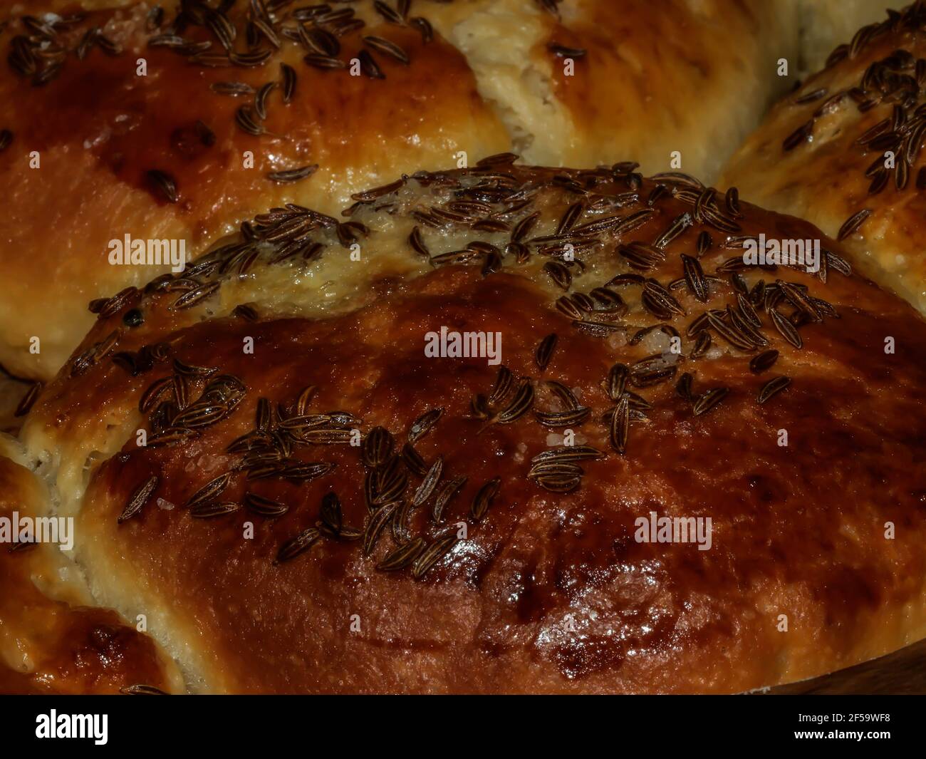 Kreuzkümmel mit Ei glasiert gebackene Brötchen in einer schwarzen Kasserolle frisch Stockfoto