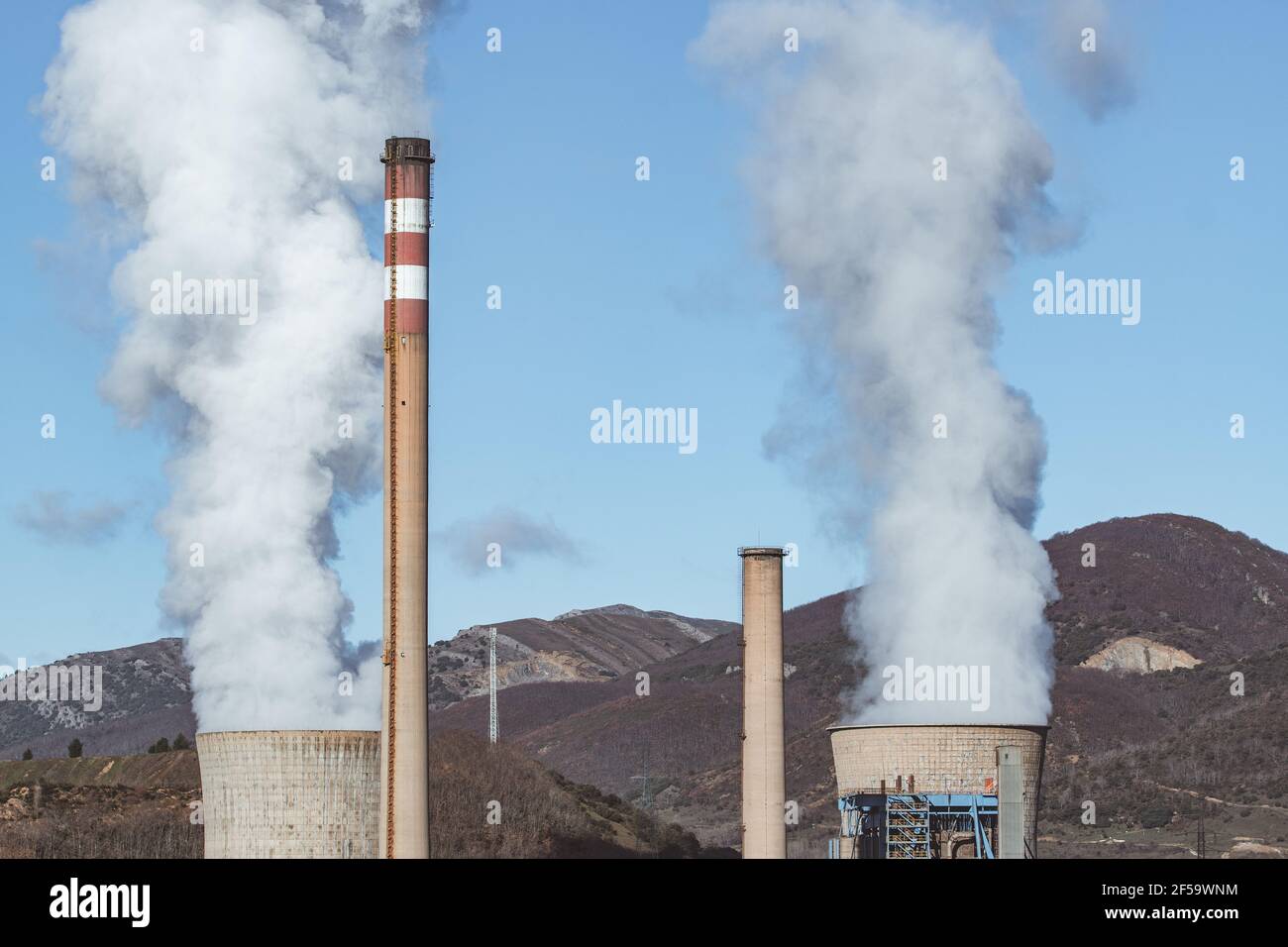 Nahaufnahme von Kühltürmen und Schornsteinen eines Mantels gebrannt Kraftwerk Stockfoto