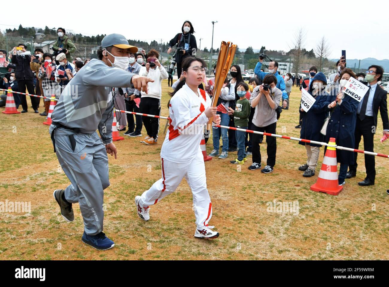 Futaba, Japan. März 2021, 25th. Ein Fackelträger fährt am ersten Tag des Olympischen Fackellaufs in Tokio 2020 in Tomioka, Präfektur Fukushima, Japan, am Donnerstag, 25. März 2021. Foto von Keizo Mori/UPI Kredit: UPI/Alamy Live News Stockfoto