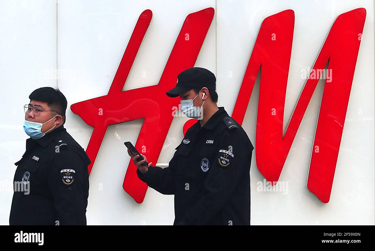 Peking, China. März 2021, 25th. Die chinesische Polizei geht am Donnerstag, dem 25. März 2021, am Flagship-Store von H&M in Peking vorbei. Der Modehändler H&M steht vor einem möglichen Boykott in China, dem am schnellsten wachsenden Markt, nachdem eine Erklärung, die das Unternehmen im vergangenen Jahr abgegeben hat, tiefe Besorgnis über Berichte über Zwangsarbeit in Xinjiang ausdrückt, diese Woche einen Sturm der sozialen Medien hervorgerufen hat. Foto von Stephen Shaver/UPI Kredit: UPI/Alamy Live Nachrichten Stockfoto