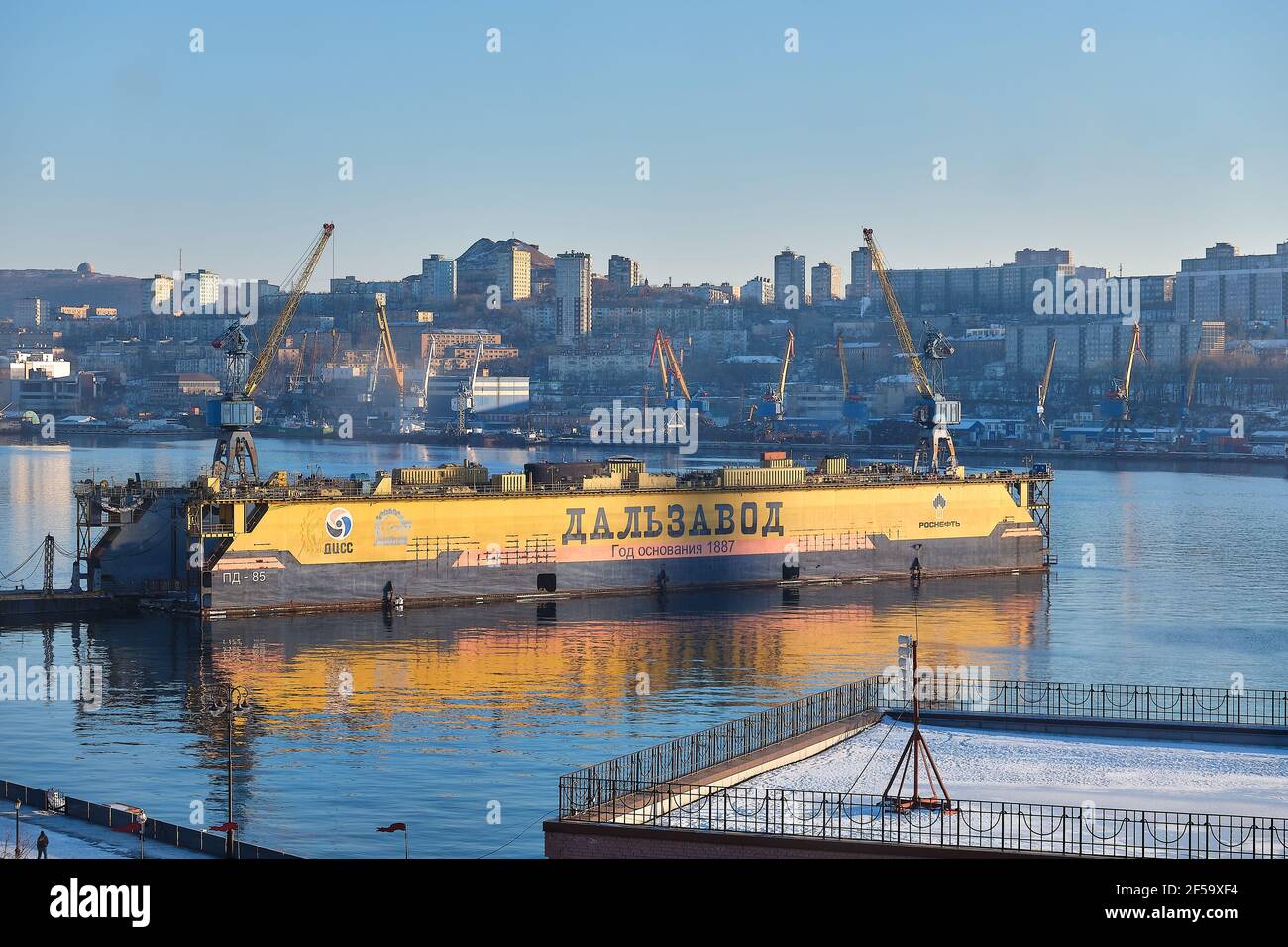 Chabarowsk, Russland - 23. Sep 2018: Ein weißes Shiguli-Auto driftet in einem offenen Bereich vor blauem Himmel und grünem Rasen. Rauch von unter dem wh Stockfoto