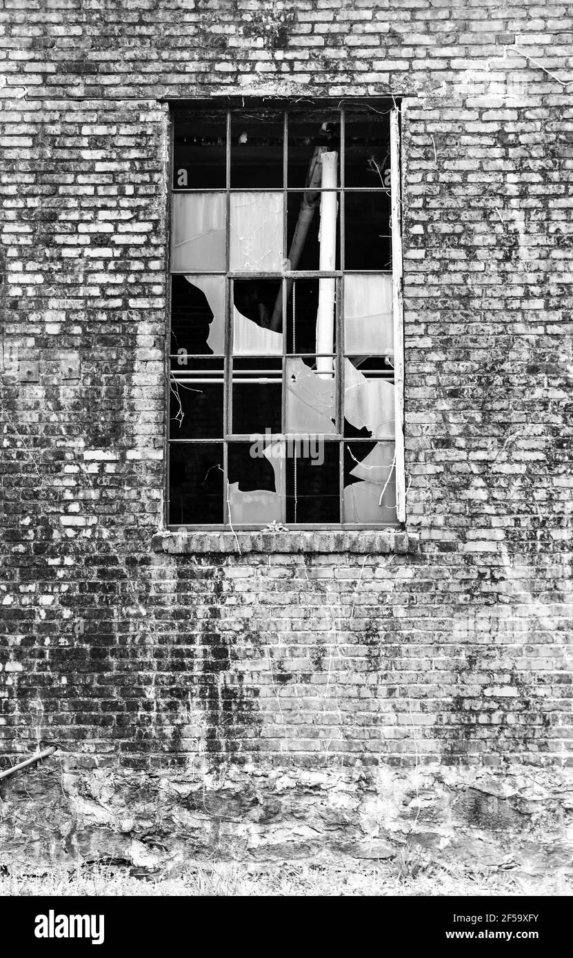 Verwitterte, kaputte Fenster in verlassenen Gebäude Stockfoto