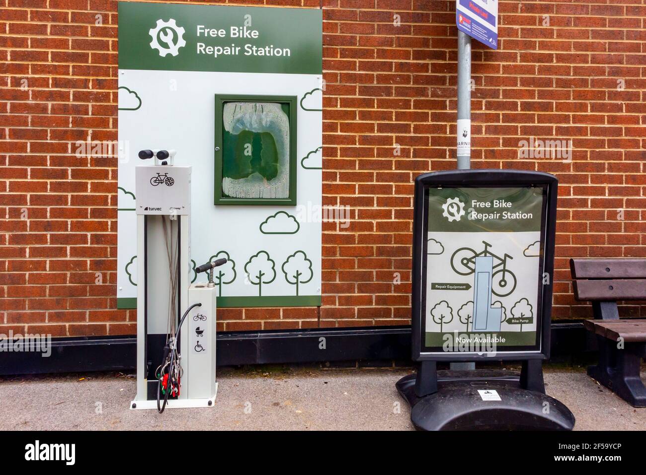 Kostenlose Bike Repair Station mit Werkzeugen und einer Luftpumpe In einem Supermarkt Parkplatz in Wirksworth in der Derbyshire Dales Gebiet des Peak District UK Stockfoto