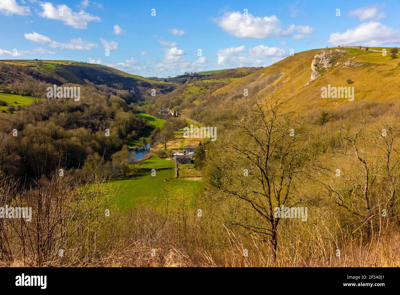 Frühe Frühlingssonne am Monsal Head ein beliebter Aussichtspunkt im Peak District National Park Derbyshire England. Stockfoto