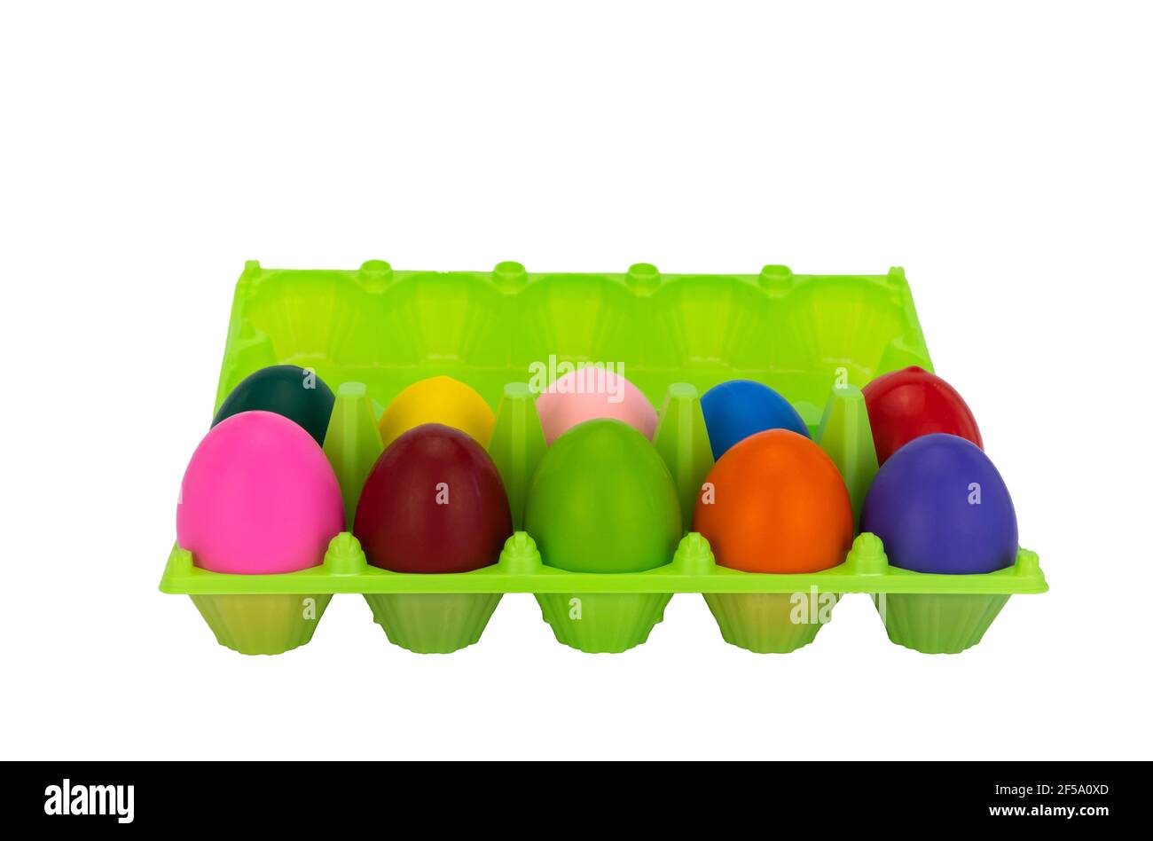 Bunte Eier in Box. Kunststoff-Paket. Weißer Hintergrund für ostern Konzepte mit Platz für Text Stockfoto